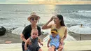 Rona bahagia terlihat jelas di wajah keduanya, memangku bayi-bayi kecil mereka di pinggir pantai. [Foto: Instagram/nikitawillyofficial94]