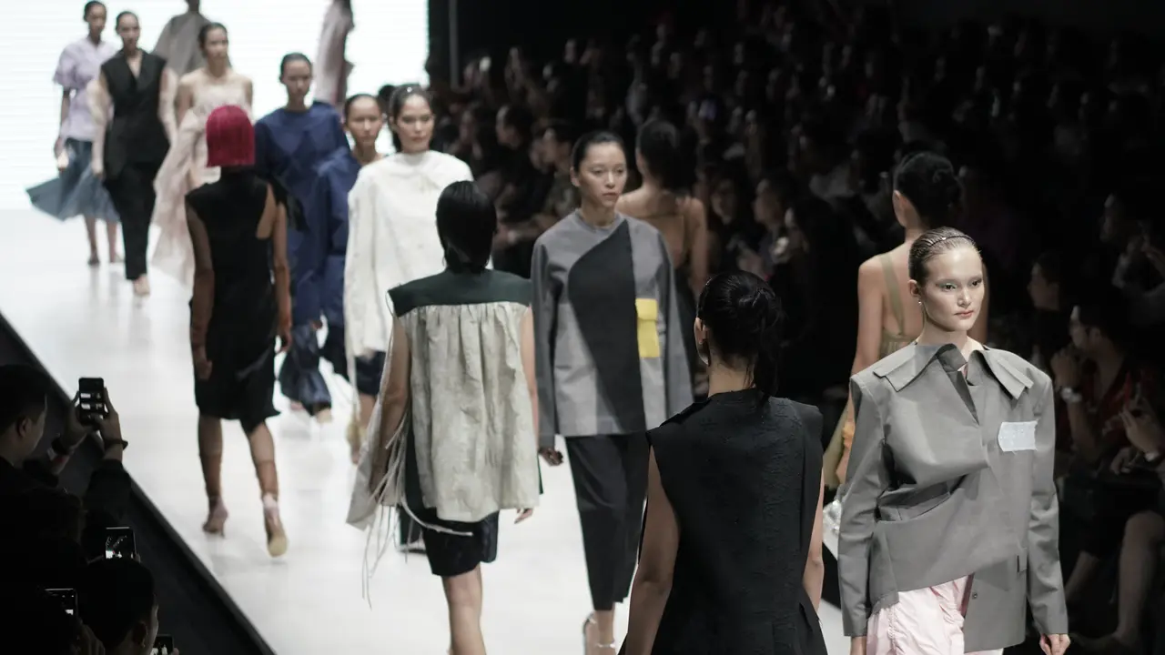 Tangan di Plaza Indonesia Fashion Week
