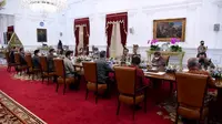 Presiden Joko Widodo menggelar pertemuan dengan sejumlah perwakilan dari industri jasa keuangan di Istana Merdeka, Jakarta, pada Senin, 16 Januari 2023. (Foto: Sekretariat Presiden)