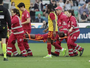 Bek Roma, Evan Ndicka dibawa keluar lapangan dengan tandu saat pertandingan Udinese vs AS Roma dalam duel pekan ke-32 Serie A 2023/2024 di Stadion Bluenergy alias Friuli, Minggu (14/4/2024). (Andrea Bressanutti/LaPresse via AP)