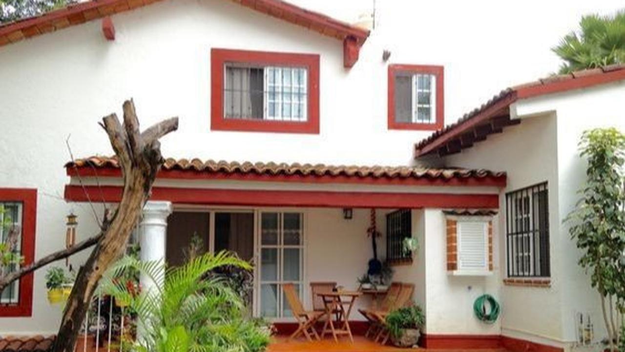 7. Rumah Jadul Minimalis dengan Warna Cerah