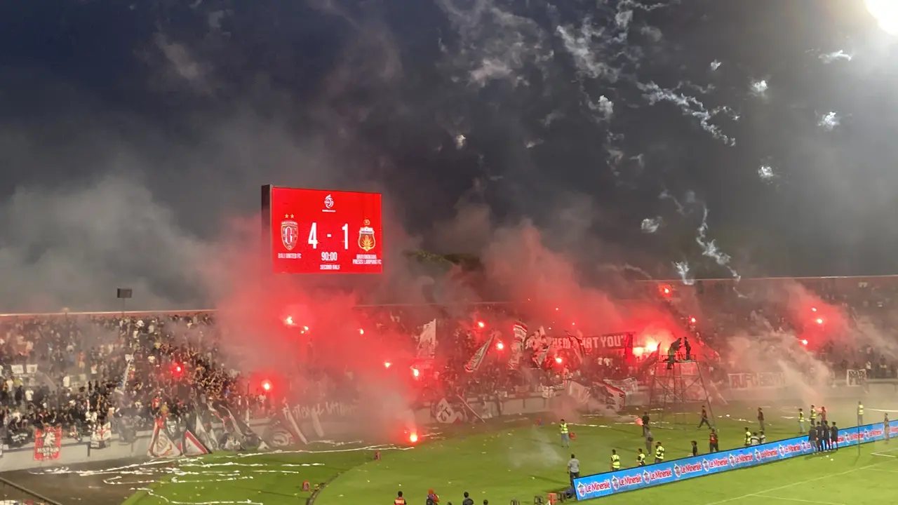 Suporter Bali United di Tribun Utara Stadion Kapten I Wayan Dipta