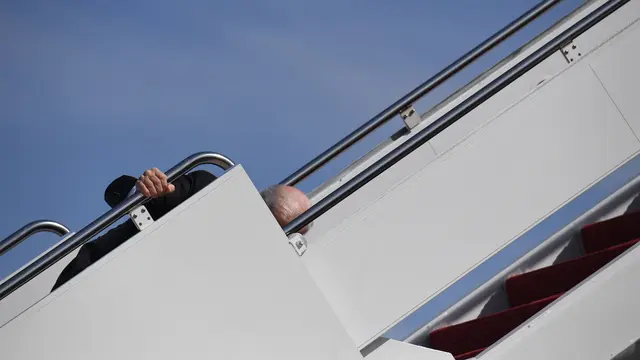 Joe Biden Tersandung di Tangga Air Force One