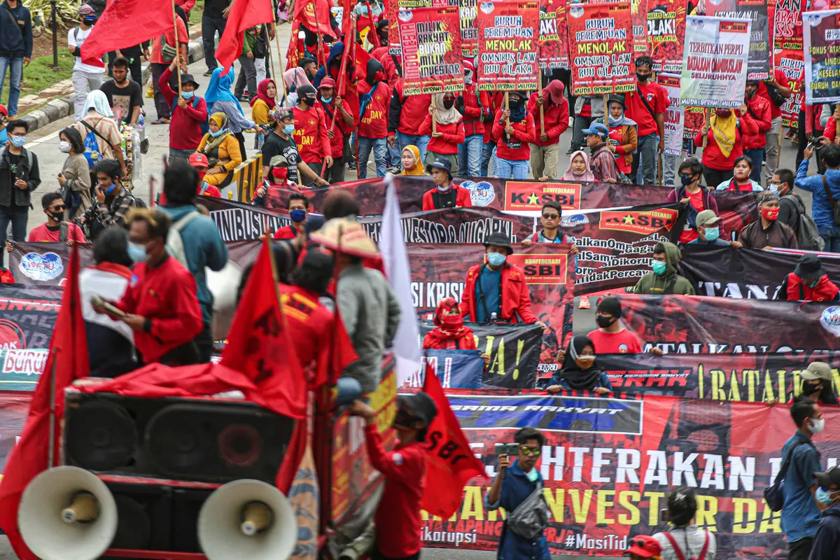FOTO: Setahun Jokowi - Ma'ruf, Buruh Demo Minta Cabut UU Cipta Kerja