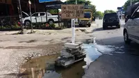 Jalan rusak di Kelurahan Pasir Panjang, Kota Kupang, NTT. (Liputan6.com/Ola Keda)