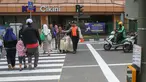 Pejalan kaki melintasi penyeberangan pejalan kaki yang dikontrol lampu lalu lintas atau dikenal sebagai persimpangan pelikan (pelican crossing) di sisi timur Stasiun Cikini, Jakarta, Senin (15/9/2025). (merdeka.com/Arie Basuki)