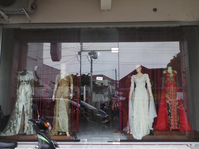 butik kecil ini pembuat pakaian