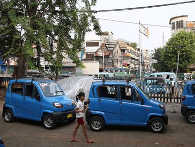 Angkutan umum Qute terpakir di kawasan Kota, Jakarta, Senin (24/7). Sebanyak 17 unit Angkutan Pengganti Bemo (APB) tersebut mampu mengangkut tiga penumpang dan mulai diuji coba untuk mengetahui kelayakan armada. (Liputan6.com/Immanuel Antonius)