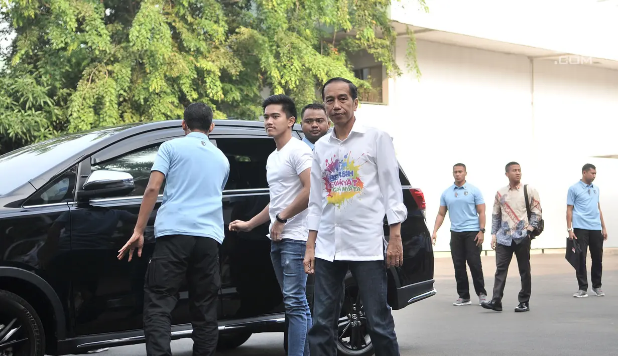 Bakal calon presiden Joko Widodo atau Jokowi ditemani anak bungsunya Kaesang Pangarep tiba di RSPAD Gatot Subroto, Jakarta, Minggu (12/8). Jokowi tiba pukul 08.00 WIB. (Merdeka.com/Iqbal Nugroho)