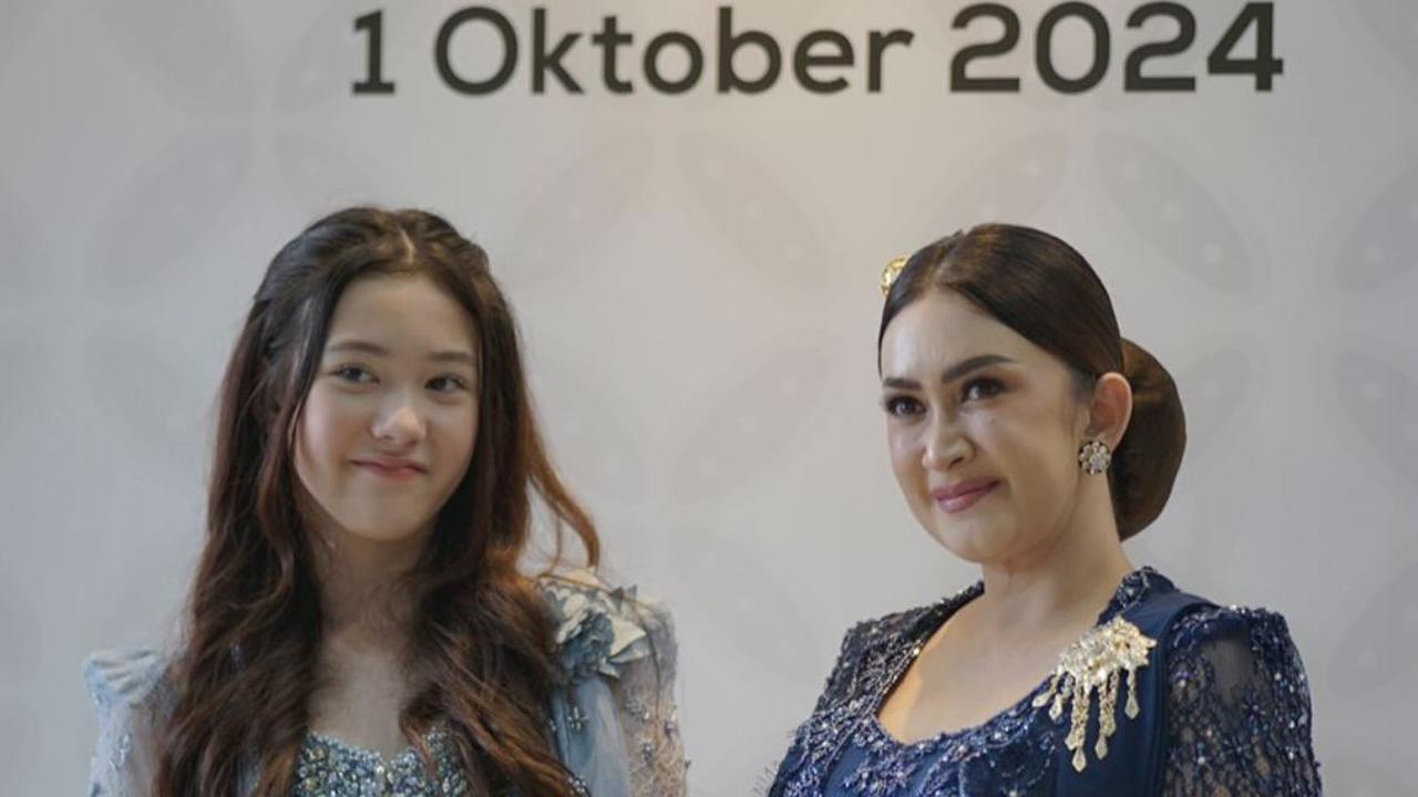 Potret Mikhaela Dampingi Nafa Urbach Saat Pelantikan DPR, Tampil Berkebaya - Makin Cantik