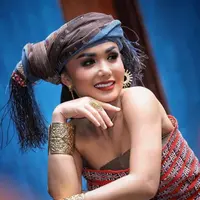 Yuni Shara saat berbusana ulos Batak (Instagram/@yunishara36)