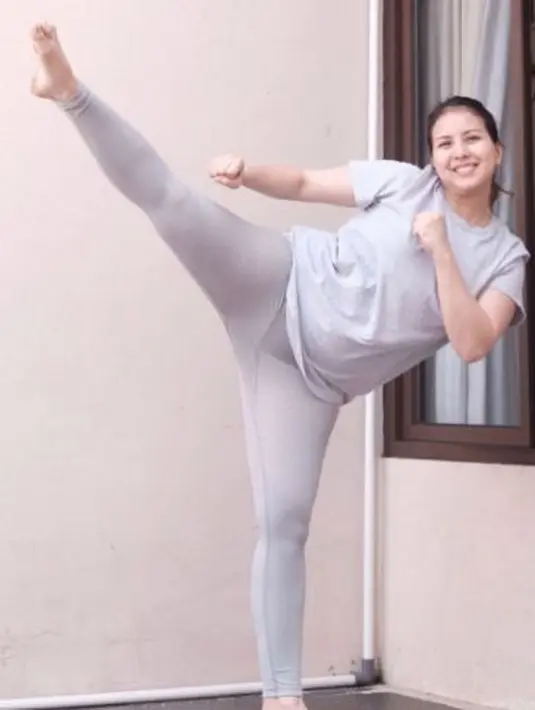 Tya Ariestya berolahraga saat hamil (Instagram/tya_ariestya)