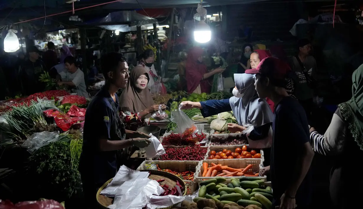 Pada H-1 Lebaran, sejumlah komoditas pangan seperti daging sapi, daging ayam, dan tomat mengalami kenaikan. (AP Photo/Dita Alangkara)