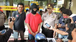 Kompol Dony Eko Listyanto (kanan) memberikan keterangan kepada awak media saat rilis kasus pembunuhan PSK Ayu Sinar Agustin alias Ninin (23) di Mapolsek Semarang Barat, Sabtu (15/9). (Liputan6.com/Gholib)