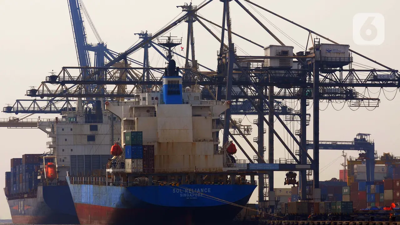 Bongkar muat peti kemas di Pelabuhan Tanjung Priok