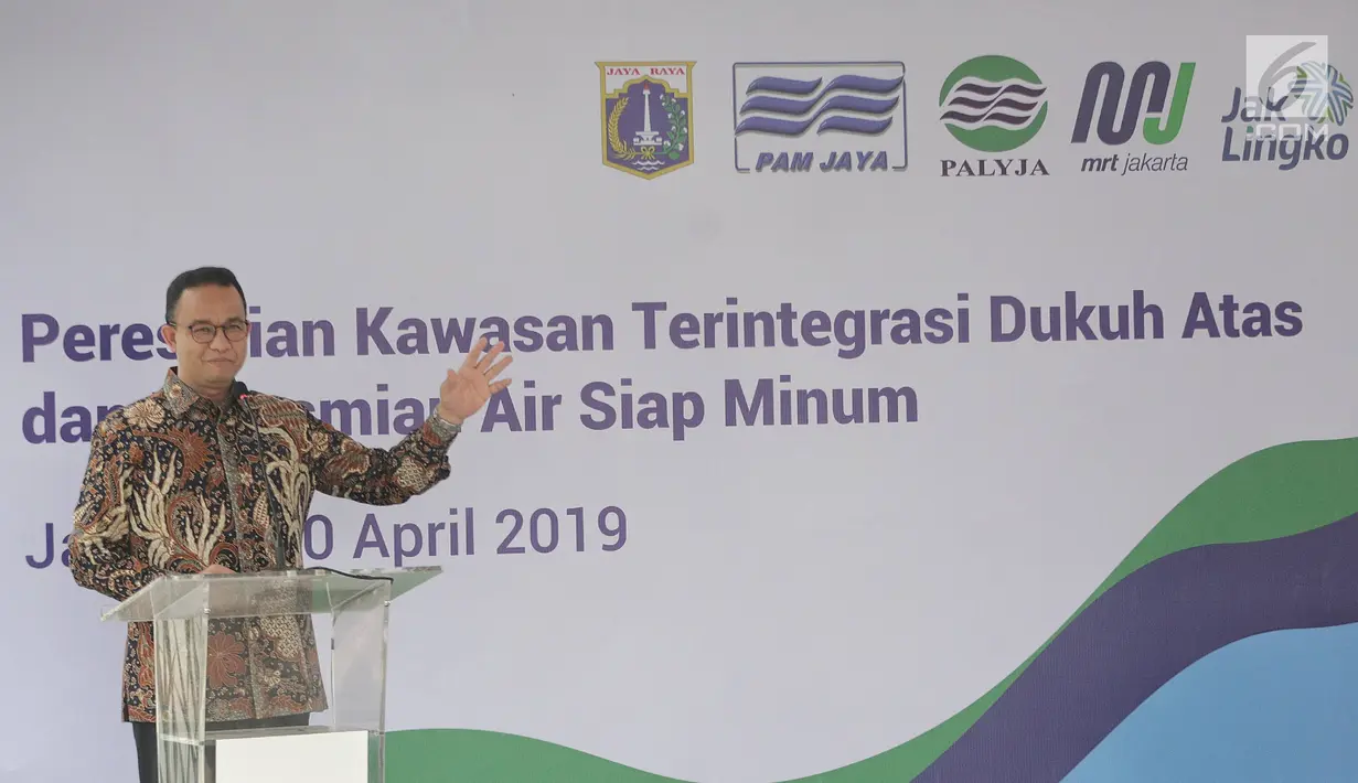 Gubernur DKI Jakarta, Anies Baswedan memberikan sambutan saat peresmian Air Siap Minum di Stasiun MRT Dukuh Atas, Jakarta, Selasa (30/4/2019). Fasilitas air siap minum itu diharapkan memberi rasa kenyamanan bagi setiap masyarakat yang memerlukan kebutuhan air minum. (Liputan6.com/Faizal Fanani)