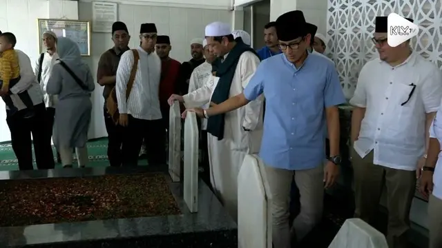 Cawapres Sandiaga Uno berziarah ke makam Habib Abdurrahman Al-Habsyi. Habib Abdurrahman Al-Habsyi adalah tokoh penyebar Islam di Jakarta yang memiliki hubungan saudara dengan Sandi.