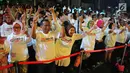 Pendukung Jokowi-Ma'ruf Amin yang tergabung Gerakan Alumni UI dan IKJ menghadiri Doa Bersama Lintas Agama dan Festival Seni Budaya di Jakarta, Jumat (12/4). Acara bertajuk "SATUkan Doa menuju Kemenangan" untuk mendoakan kemenangan Jokowi-Ma'ruf Amin pada Pilpres 2019. (Liputan6.com/Angga Yuniar)