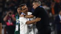 Pelatih Persebaya Surabaya, Aji Santoso (kiri), bersalaman dengan asisten pelatih Persija Jakarta, Pasquale Domenico Rocco, setelah pertandingan pekan kelima BRI Liga 1 2023/2024 yang berlangsung di SUGBK, Jakarta, Minggu (30/7/2023). (Bola.com/Ikhwan Yanuar)