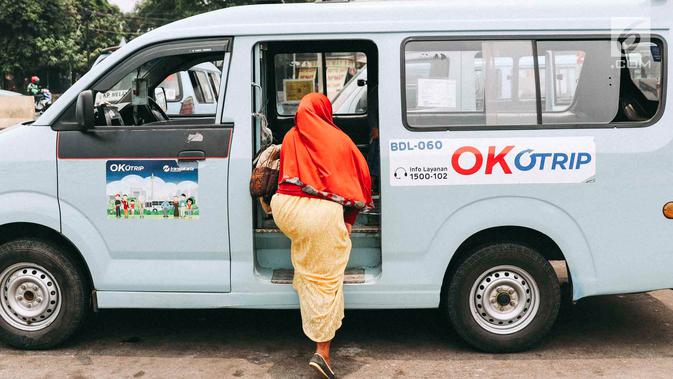 Penumpang naik angkot OK Otrip di Terminal Kampung Melayu, Jakarta, Selasa (16/10). Pengamat Transportasi Djoko Setijowarno menilai program OK OTrip yang digagas Anies-Sandi tersebut gagal. (Liputan6.com/Immanuel Antonius)