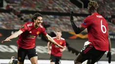 Striker Manchester United, Edinson Cavani (kiri) melakukan selebrasi usai mencetak gol ketiga timnya ke gawang AS Roma dalam laga leg pertama semifinal Liga Europa 2020/2021 di Old Trafford Stadium, Manchester, Kamis (29/4/2021). Manchester United menang 6-2 atas AS Roma. (AP/Jon Super)