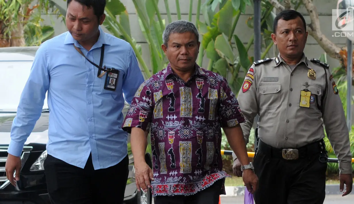 Petugas Pemeriksa Pajak Wilayah Maluku-Papua Sulimin Ratmin (batik), yang diamankan oleh KPK dalam OTT di Ambon, tiba untuk pemeriksaan di Jakarta, Kamis (4/10). KPK melakukan OTT terkait dengan pengurangan pembayaran pajak. (Merdeka.com/Dwi Narwoko)