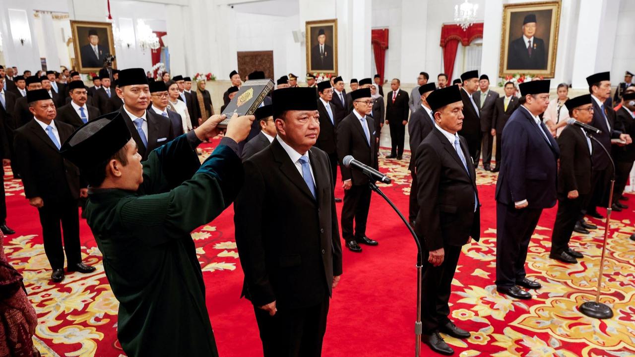 FOTO: Masih Ada Jokowi di Istana, Tersenyum di Pelantikan Menteri Kabinet Prabowo-Gibran