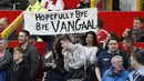Fans Manchester United memajang banner untuk Louis van Gaal di Stadion Old Trafford, Manchester, (17/5/2016). (Reuters/Andrew Yates)