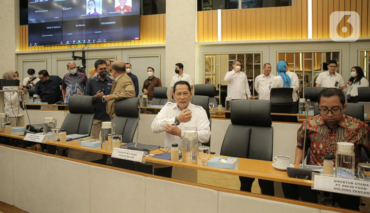 Dirut Perum Bulog Budi Waseso saat mengikuti rapat kerja dengan Komisi IV DPR di Kompleks Parlemen Senayan, Jakarta, Senin (16/1/2023). Raker tersebut membahas mengenai Kinerja Kementerian Pertanian mulai dari program-program kerja yang tidak memberikan dampak signifikan terhadap petani, hingga data stok pangan yang berbeda. (Liputan6.com/Faizal Fanani)