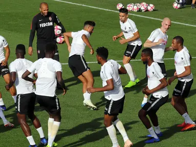 Pelatih baru AS Monaco, Thierry Henry, saat memimpin sesi latihan di La Turbie, Monaco, Jumat (19/10/2018). Thierry Henry menggantikan posisi Leonardo Jardim yang baru saja dipecat pada awal musim ini. (AFP/Valery Hache)