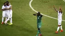 Kapten Timnas Pantai Gading, Yaya Toure (kedua dari kanan) berjalan lunglai usai dikalahkan Yunani 1-2 di Stadion Castelao, Fortaleza, Brasil, (25/6/2014). (REUTERS/Mike Blake)