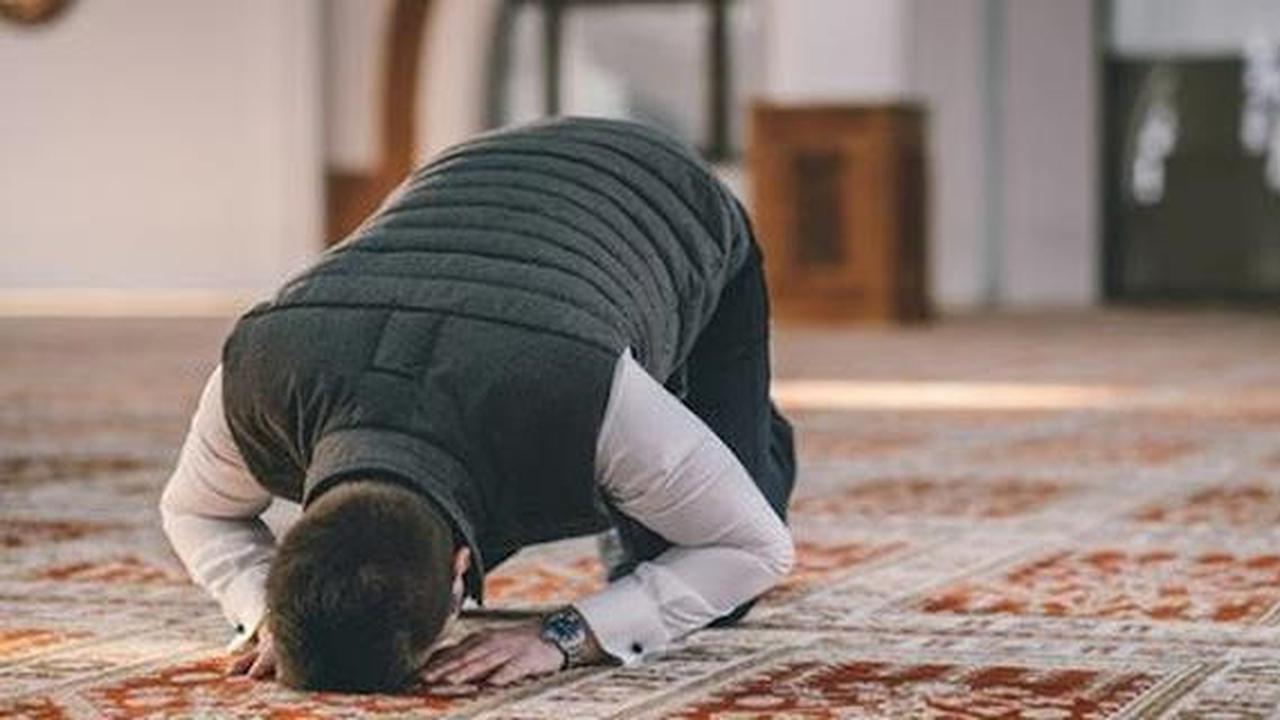 Cara Sholat Tarawih Sendiri 11 Rakaat, Panduan dari Niat sampai Salam
