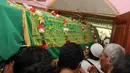 Jenazah almarhumah Mpok Nori dibawa ke Masjid Djami Al-Ikhlas untuk disalatkan usai sholat Jumat, Jumat (3/4/2015). Rencananya almarhumah Mpok Nori akan dimakamkan di TPU Pondok Rangon. (Liputan6.com/Helmi Afandi)