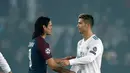 Penyerang PSG Edinson Cavani dan penyerang Real Madrid Cristiano Ronaldo saat pertandingan Liga Champions leg kedua di stadion Parc des Princes di Paris (6/3). (AP/ Francois Mori)