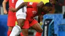Pemain timnas Inggris, Raheem Sterling berebut bola dengan bek Kolombia, Yerry Mina pada babak 16 besar Piala Dunia 2018 di Stadion Spartak, Selasa (3/7). Sterling menjadi bahan pembicaraan setelah tertangkap kamera menggendong Mina (AFP/YURI CORTEZ)