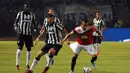Gelandang Juventus, Fernando Llorente (kedua dari kiri) menarik celana Gustavo Lopez (ISL All Stars) saat berlaga di Stadion GBK Jakarta, (6/8/2014). (Liputan6.com/Helmi Fithriansyah)