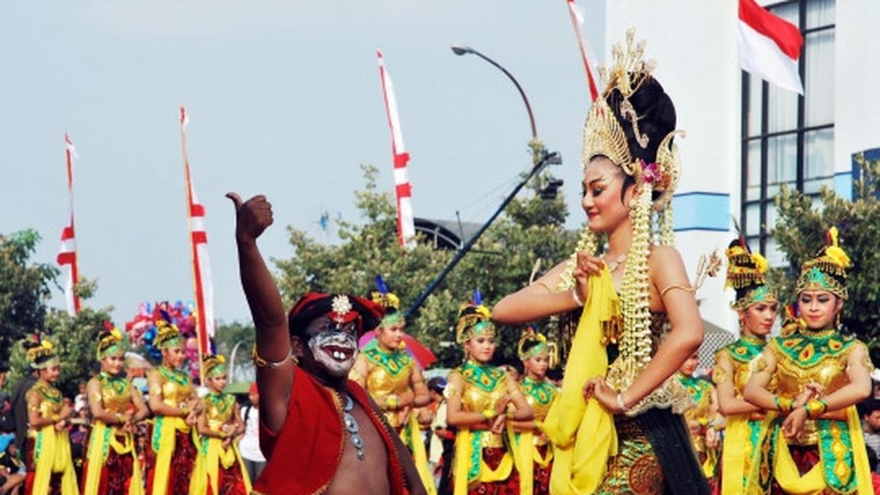 Kemolekan penari cantik 1.000 Barong Nusantara di Kediri