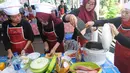 Karyawan Badan Pengkajian dan Penerapan Teknologi (BPPT) lomba masak di Puspitek, Setu, Tangerang Selatan, Kamis (24/1). Lomba ini juga menggunakan minuman herbal produksi kedeputian Teknologi Agroindustri dan Bioteknologi (TAB). (Merdeka.com/Arie Basuki)