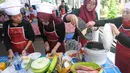Karyawan Badan Pengkajian dan Penerapan Teknologi (BPPT) lomba masak di Puspitek, Setu, Tangerang Selatan, Kamis (24/1). Lomba ini juga menggunakan minuman herbal produksi kedeputian Teknologi Agroindustri dan Bioteknologi (TAB). (Merdeka.com/Arie Basuki)