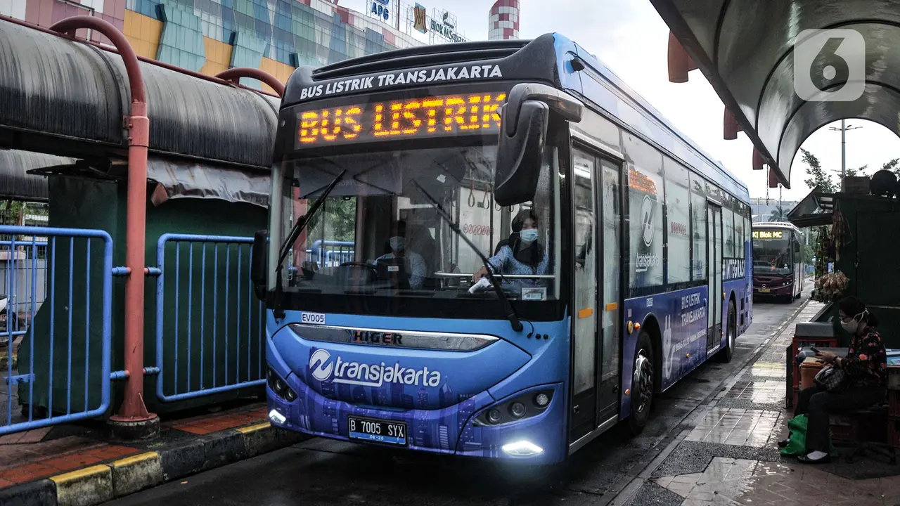 FOTO: Menjajal Bus Listrik Transjakarta saat PPKM Level 1