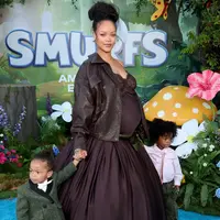 Rihanna jadi cool mom saat menghadiri premiere film Smurfs di Paramount Theater, Los Angeles. [@whatwhowear].
