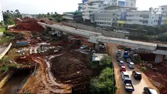 Suasana pengerjaan pembangunan proyek Tol Depok - Antasari (Desari) di TB Simatupang, Jakarta, Rabu (11/8). Saat ini pembangunan Seksi 1 Tol Desari telah mencapai progres fisik 63,38 persen, atau lebih cepat 1,17 persen. (Liputan6.com/JohanTallo)