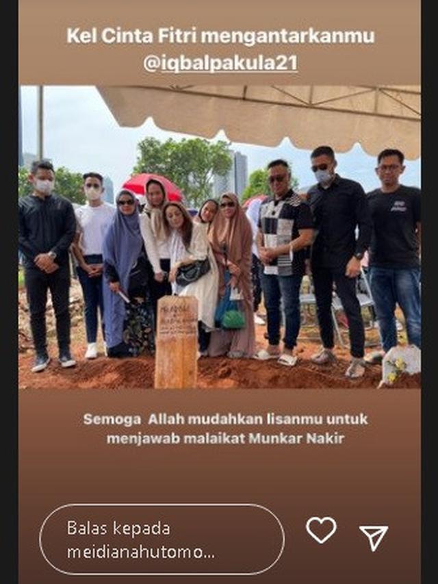 Bintang Cinta Fitri di pemakaman Iqbal Pakula (Foto: Instagram meidianahutomo)