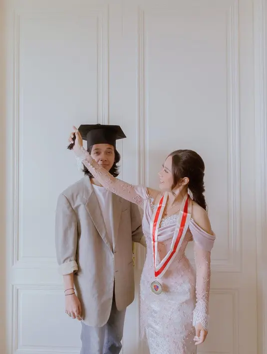 Kebaya cantik ini lantas dipadukan dengan kain tenun berwarna soft green  [instagram/cakecaine