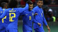 Gelandang timnas Brasil, Philippe Coutinho (tengah) (AP Photo/Alexander Zemlianichenko).