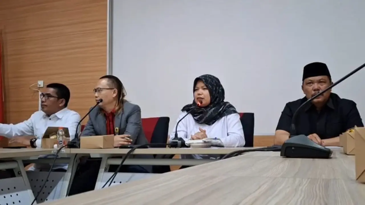 Ketua DPRD Kabupaten Lebak Juwita Wulandari. (Kedua dari kanan)