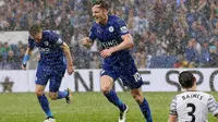 Jamie Vardy dan Andy King membawa Leicester City unggul 2-0 vs Everton di babak pertama, Sabtu (7/5/2016) di Stadion King Power.