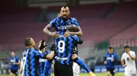 Romelu Lukaku, Alexis Sanchez, dan Arturo Vidal, merayakan gol ke gawang Torino dalam lanjutan Liga Italia Serie A 2020/2021, Minggu (22/11/2020). (AP Photo/Antonio Calanni)