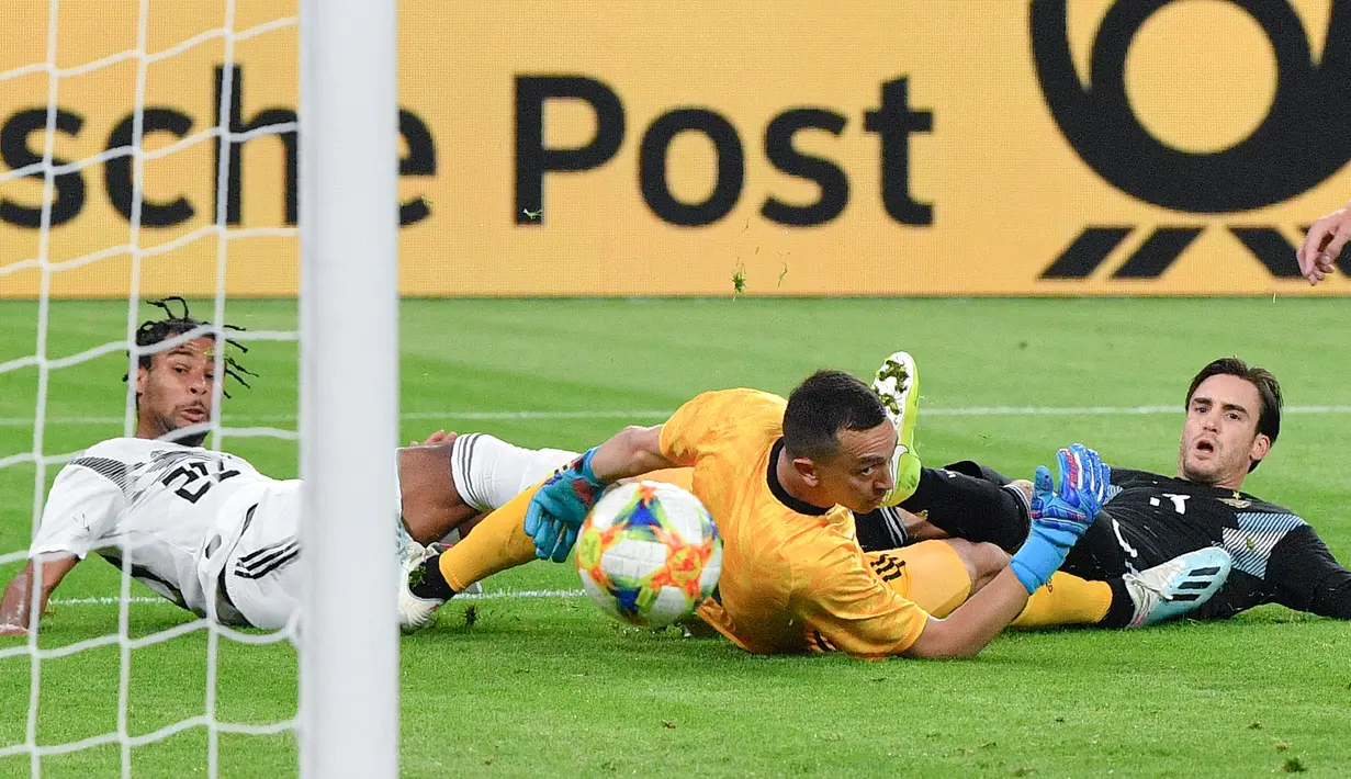 Pemain Timnas Jerman Serge Gnabry melewati kiper Timnas Argentina Agustin Marchesin untuk mencetak dalam laga persahabatan di Stadion Signal Iduna Park, Dortmund, Rabu (9/10/2019).  Sempat unggul dua gol, Timnas Jerman harus puas bermain 2-2 usai Argentina menyamakan kedudukan. (AP/Martin Meissner)