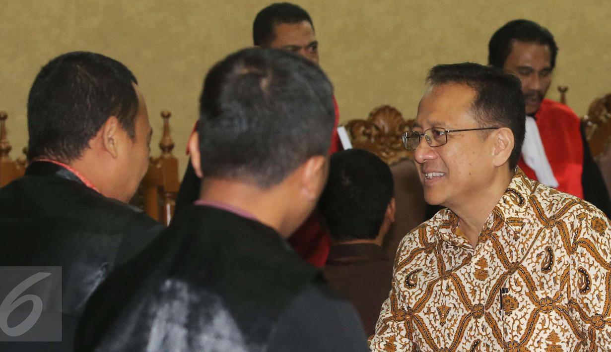 Irman Gusman menyapa tim kuasa hukum usai sidang di Pengadilan Tipikor Jakarta, Senin (20/2). Irman divonis 4,5 tahun penjara karena terbukti menerima suap Rp 100 juta terkait kuota pembelian gula impor di Perum Bulog. (Liputan6.com/Helmi Afandi)